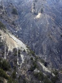 Záchranáři pokračují v pátrání po obětech letecké katastrofy Airbusu A320, trosky jsou rozptýleny v horách na asi 4 hektarech