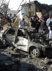 Trosky domů po leteckém náletu v blízkosti letiště v Saná - Saúdská Arábie a její spojenci zahájili vojenské operace proti rebelům v Jemenu