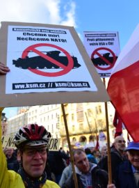 Odpůrci průjezdu amerického konvoje na demonstraci v Praze