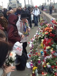 Na Borise Němcova lidé nezapomněli ani měsíc po jeho vraždě, na místo stále nosí květiny