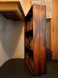 Regál s šanony zakrývající tajný vchod do zadního domu, kde se ukrývala Anna Franková