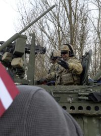 Američtí vojáci zamířili po trase přes Plzeň na hranici v Rozvadově