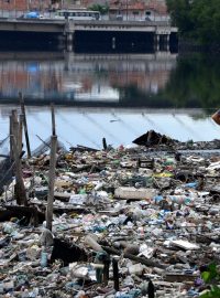 V roce 2012 záliv zcela vyčistili od odpadků. Takzvané ekobariéry - tedy sítě - ale povolily a smetí zaplavilo mangrovové porosty