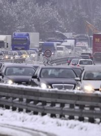 Kvůli nehodě kamionu s osobním automobilem se tvořily ve zúžení na 112. kilometru u Pávova na Jihlavsku