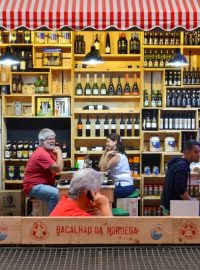 Restaurace, kde se podávají hlavně speciality z tresky, k tomu víno a olivový olej. Vše většinou portugalské