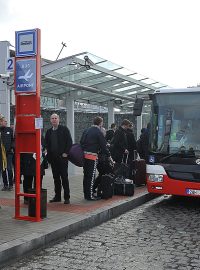 Nově otevřené stanice metra, Nádraží Veleslavín, autobus letiště