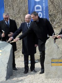 Poklepem na základní kameny u Veselí nad Lužnicí na Táborsku symbolicky začala výstavba dalších dvou úseků dálnice D3