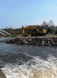 Stavba plavební komory na přehradě v Hněvkovicích