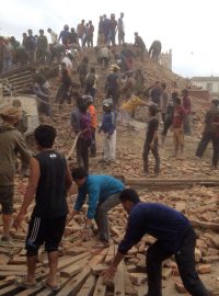 Nepálská metropole Káthmándú po silném zemětřesení. Dobrovolníci pomáhají při záchranných pracích