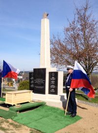 Uložení ostatků ruských vojáků do nového hrobu ve Žďáře