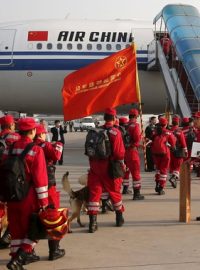 Čínští záchanáři před cestou do Nepálu
