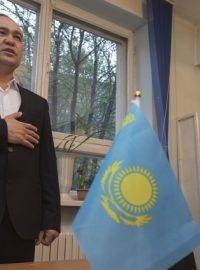 Členové volební komise v Kazachstánu poslouchají národní hymnu