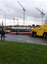 Hasiči odstraňovali následky srážky tramvaje a autobusu v pražských Modřanech