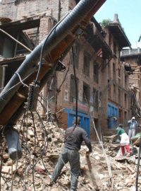 Lidé ve starobylém městě Bhaktapur prohledávají a odklízejí sutiny