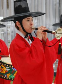 Hudebníci před pavilonem Koreje