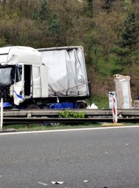 Dálnici D5 u Prahy uzavřela nehoda dvou kamionů