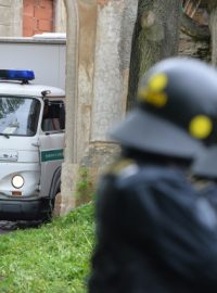 Policisté zasahují u pražského squatu Cibulka