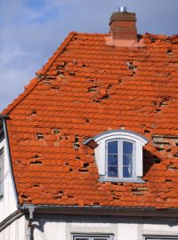 Hasiči kontrolují střechy domů ve městečku Bützow