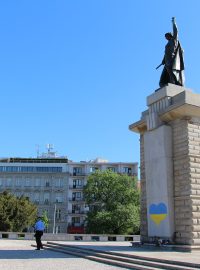 Vandal posprejoval pomník Osvobození na Moravském náměstí v Brně