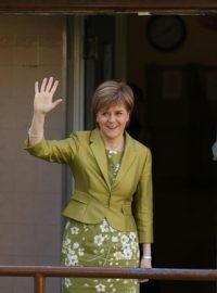 Šéfka Skotské národní strany Nicola Sturgeonová volila ve skotském Broomhouse