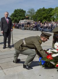 Veteráni, vojáci a politici si na pražském Vítkově připomněli 70 let od konce 2. světové války, prezident Miloš Zeman