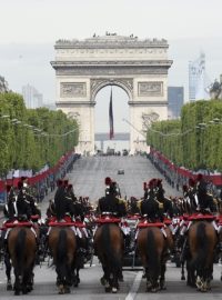 Francouzská vojenská garda při slavnostním pochodu od Vítězného oblouku v Paříži