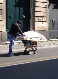 Catania - prodavač s vozíkem