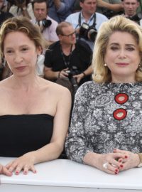 Režisérka Emmanuelle Bercotová (vlevo) a herečka Catherine Deneuveová na filmovém festivalu v Cannes