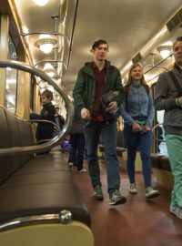V rámci oslav 80 let moskevského metra se lidé můžou podívat dovnitř historických souprav a svézt se s nimi