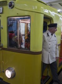Řidič moskevského metra v dobové uniformě