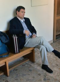 Bývalý poslanec David Rath obžalovaný z korupce čeká na chodbě Krajského soudu v Praze