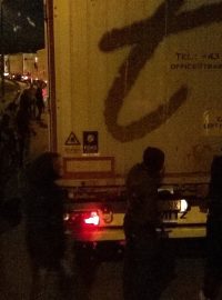 V Calais to vře: Agresivní uprchlíci ohrožují řidiče kamionů