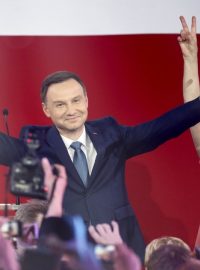 Vítězné gesto kandidáta konzervativní euroskeptické opozice Andrzeje Dudy