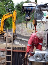 Pracovníci Pražských vodovodů a kanalizací začali zkoumat kamerovým systémem vodovodní potrubí v pražských Dejvicích