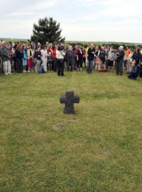 Hromadné vyhnání Němců z Brna si v Pohořelicích na místě někdejšího provizorního tábora a pohřebiště připomněly asi tři stovky lidí