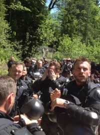 Netradiční obrázky Alp. Demonstranti v přírodě protestují proti G7