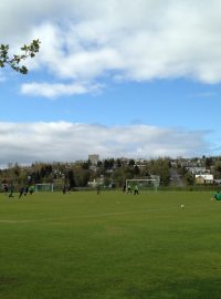 Dospělí fotbalisté Breidablíku si užívají června a přírodní trávy
