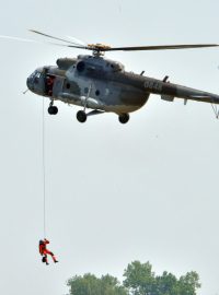 Letecký den v pražských Kbelích – výsadek z vrtulníku Mi-17