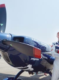 Letecký den v pražských Kbelích – akrobatický pilot Petr Kopfstein