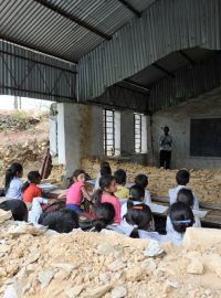 Zemětřesení, která opakovaně zasáhla Nepál, zničila na 25 tisíc školních tříd