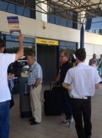 Pracovníci cestovních agentur na letišti na řeckém ostrově Kos
