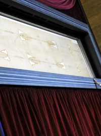 Papež František se dotkl turínského plátna
