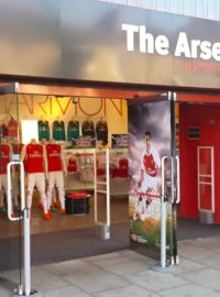 Prodavači ve fanshopech Arsenalu mají z přestupu Petra Čecha také radost