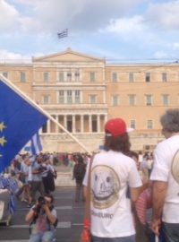 Demonstrace na centrálním aténském náměstí Syntagma pro přijetí podmínek věřitelů Řecka