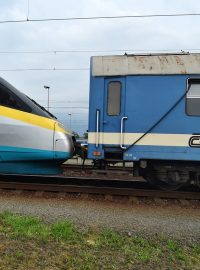 Souprava Pendolino poničená pri nehodě ve Studénce vyrazila na cestu do Prahy