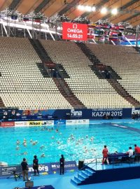 Jednu polovinu fotbalového stadionu Rubinu Kazaň tvoří v těchto dnech závodní 50metrový bazén