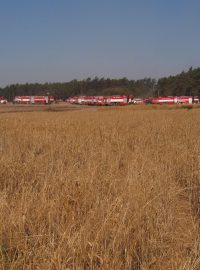 Požární jednotky dohašují les v Chrášťanech na Rakovnicku