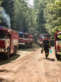 U rozsáhlého požáru lesa u obce Branžež na Mladoboleslavsku zasahuje zhruba 22 hasičských jednotek