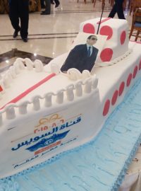 Slavnostní dort s fotkou Abd al-Fattáha Sísího u příležitosti otevření takzvaného Nového Suezského průplavu