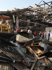 Výbuch auta naloženého trhavinami zabil na iráckém tržišti v Bagdádu přes 70 lidí